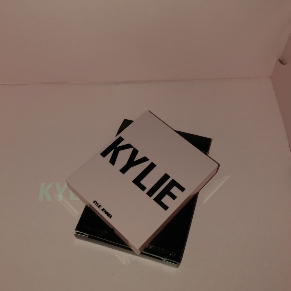 Kylie Bronzer - Khaki